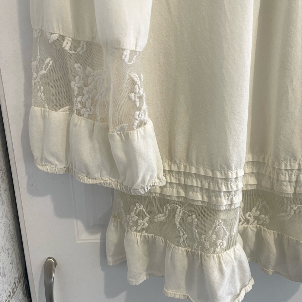🍀 Elegant White Blouse with Lace Details 🍀 - Picture 7 of 11